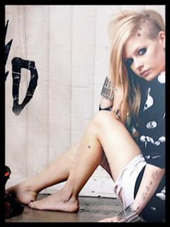 Avril Lavigne feet photo thumbnail
