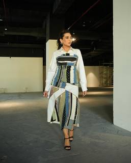 Karisma Kapoor feet photo thumbnail