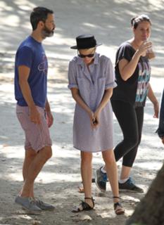 Michelle Williams feet photo thumbnail