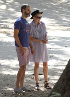 Michelle Williams feet photo thumbnail