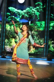 Madhuri Dixit feet photo thumbnail