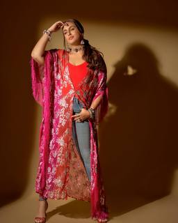 Huma Qureshi feet photo thumbnail