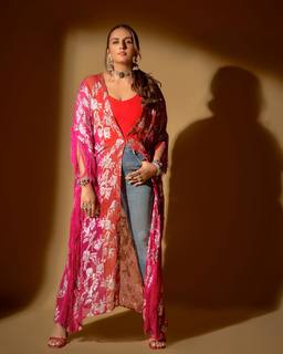 Huma Qureshi feet photo thumbnail
