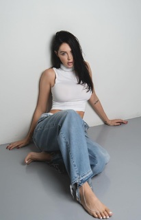 Nabilla Benattia feet photo thumbnail