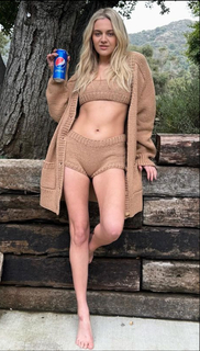 Kelsea Ballerini feet photo thumbnail