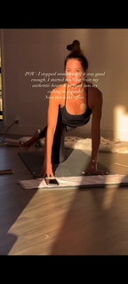 Brooke Burke feet photo thumbnail