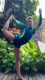 Carolina Dieckmann feet photo thumbnail