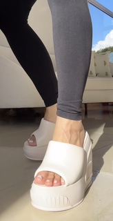 Carla Diaz feet photo thumbnail