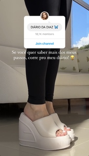 Carla Diaz feet photo thumbnail