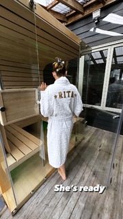 Rita Ora feet photo thumbnail
