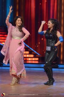 Madhuri Dixit feet photo thumbnail