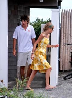 Taylor Swift feet photo thumbnail