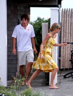 Taylor Swift feet photo thumbnail