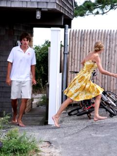Taylor Swift feet photo thumbnail