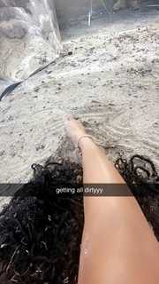 Halle Bailey feet photo thumbnail