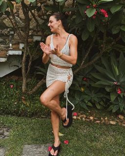 Isis Valverde feet photo thumbnail