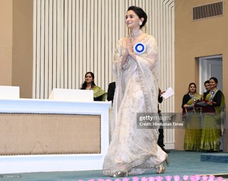 Alia Bhatt feet photo thumbnail