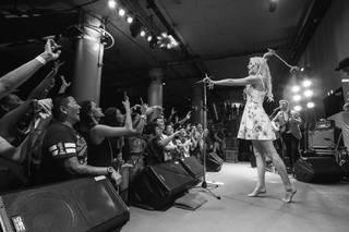 Joss Stone feet photo thumbnail