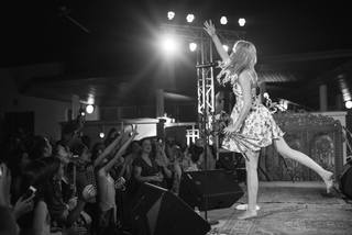 Joss Stone feet photo thumbnail