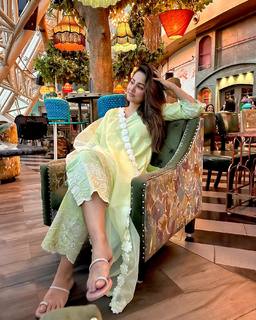 Hina Khan feet photo thumbnail