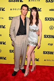 Anne Hathaway feet photo thumbnail