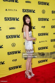 Anne Hathaway feet photo thumbnail