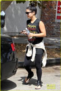 Vanessa Hudgens feet photo thumbnail