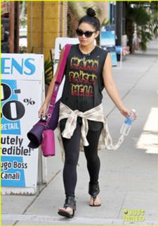 Vanessa Hudgens feet photo thumbnail