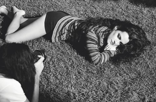 Riley Keough feet photo thumbnail