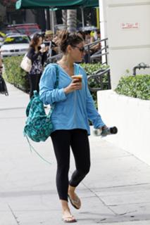 Mila Kunis feet photo thumbnail