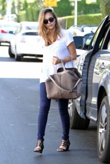 Jessica Alba feet photo thumbnail