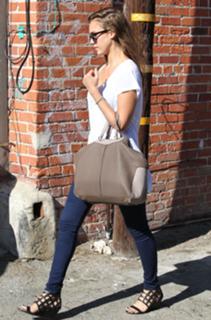 Jessica Alba feet photo thumbnail