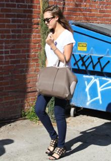 Jessica Alba feet photo thumbnail
