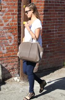 Jessica Alba feet photo thumbnail