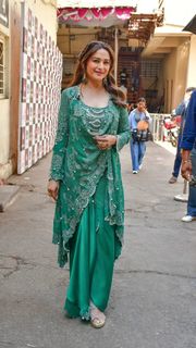 Madhuri Dixit feet photo thumbnail