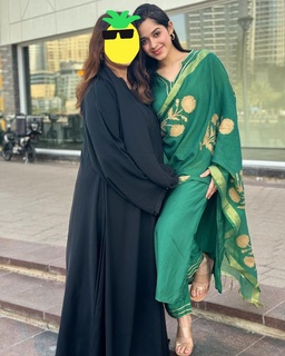 Jannat Zubair Rahmani feet photo thumbnail