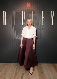 Dakota Fanning feet photo thumbnail