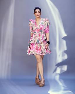 Raveena Tandon feet photo thumbnail