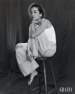 Rita Ora feet photo thumbnail