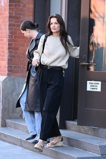 Katie Holmes feet photo thumbnail