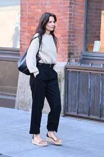 Katie Holmes feet photo thumbnail