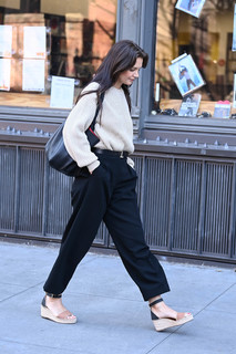Katie Holmes feet photo thumbnail
