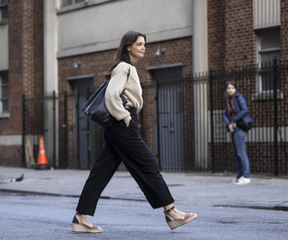 Katie Holmes feet photo thumbnail