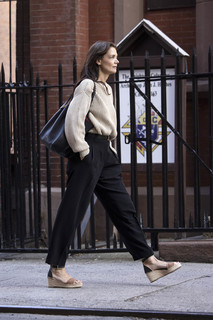 Katie Holmes feet photo thumbnail