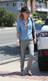 January Jones feet photo thumbnail