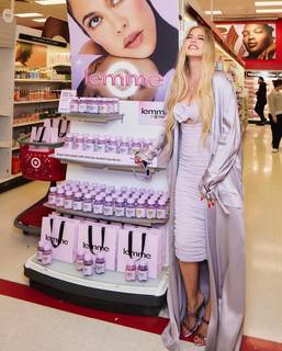 Khloé Kardashian feet photo thumbnail