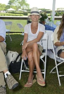 Kelly Ripa feet photo thumbnail