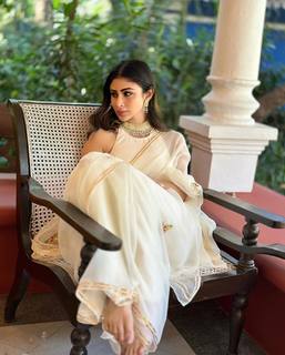 Mouni Roy feet photo thumbnail