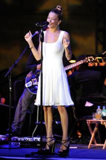 LeAnn Rimes feet photo thumbnail