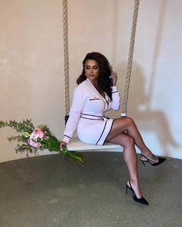 Joy Taylor feet photo thumbnail